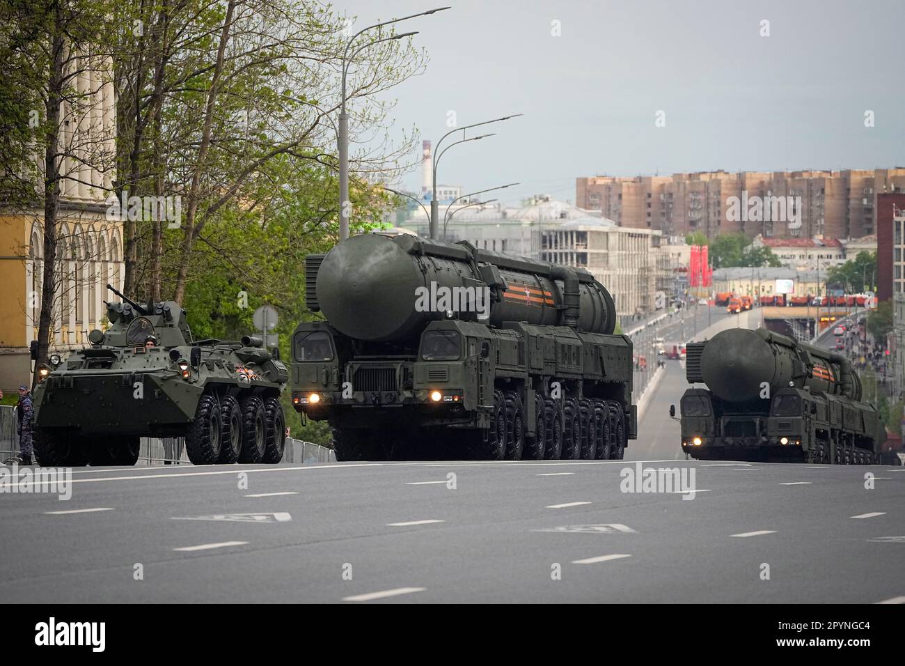 Russian RS-24 Yars ballistic missile rolls toward Red Square to attend ...