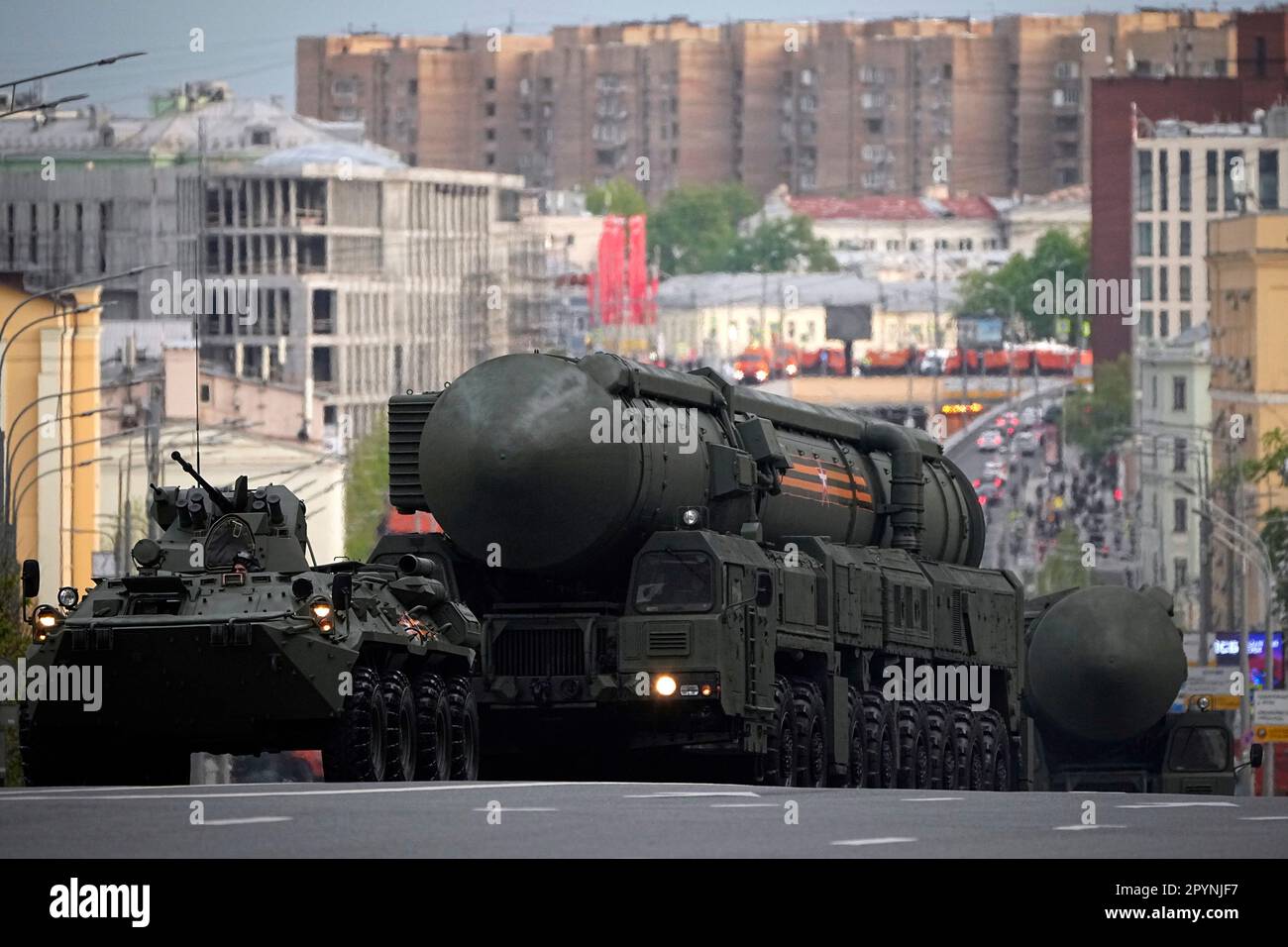 Russian RS-24 Yars ballistic missile rolls toward Red Square to attend ...