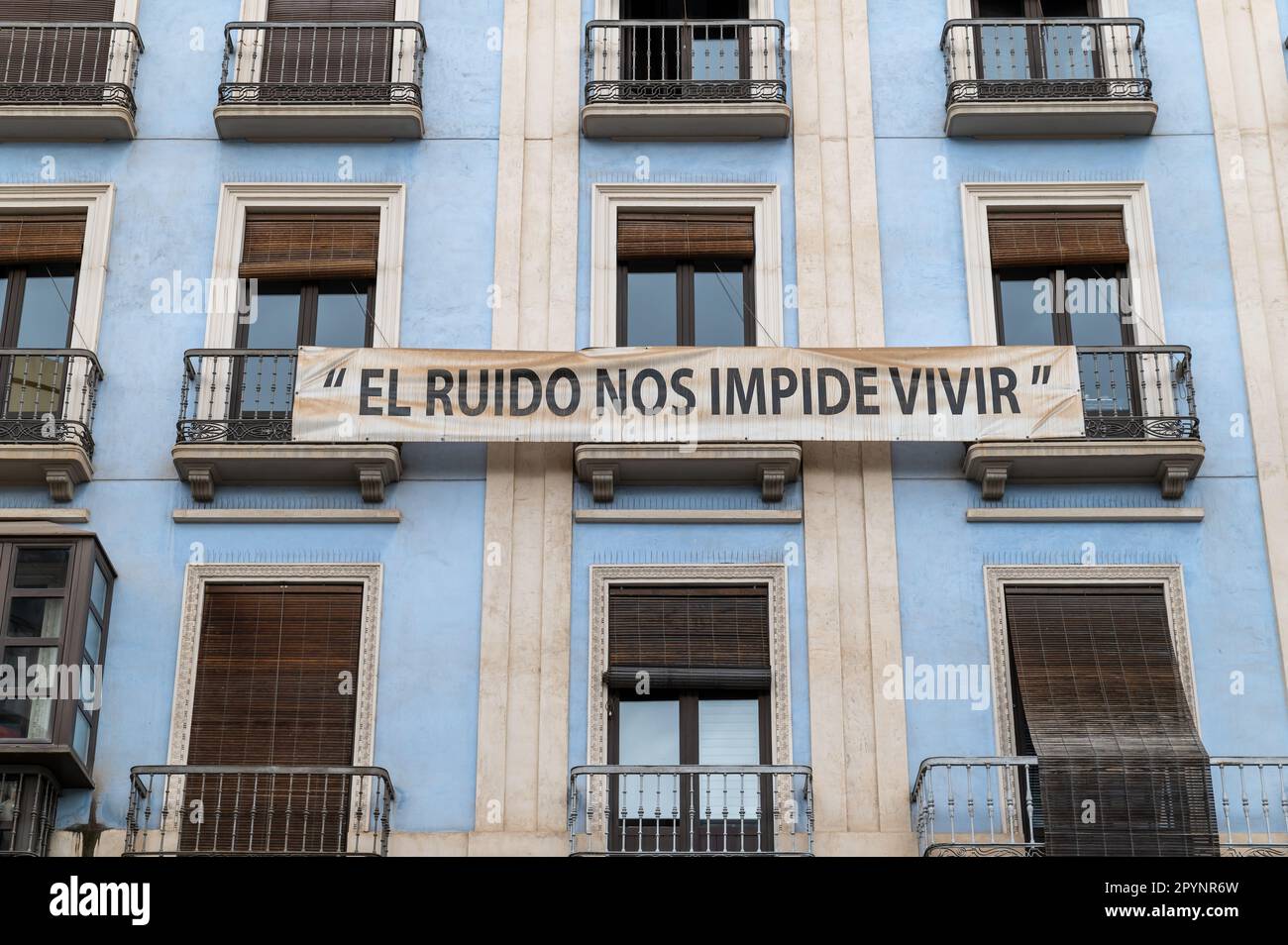 Granada, Spain; April-22, 2023: Protest slogan with the text 'noise prevents us from living' on the facade of a building in the city center of Granada Stock Photo