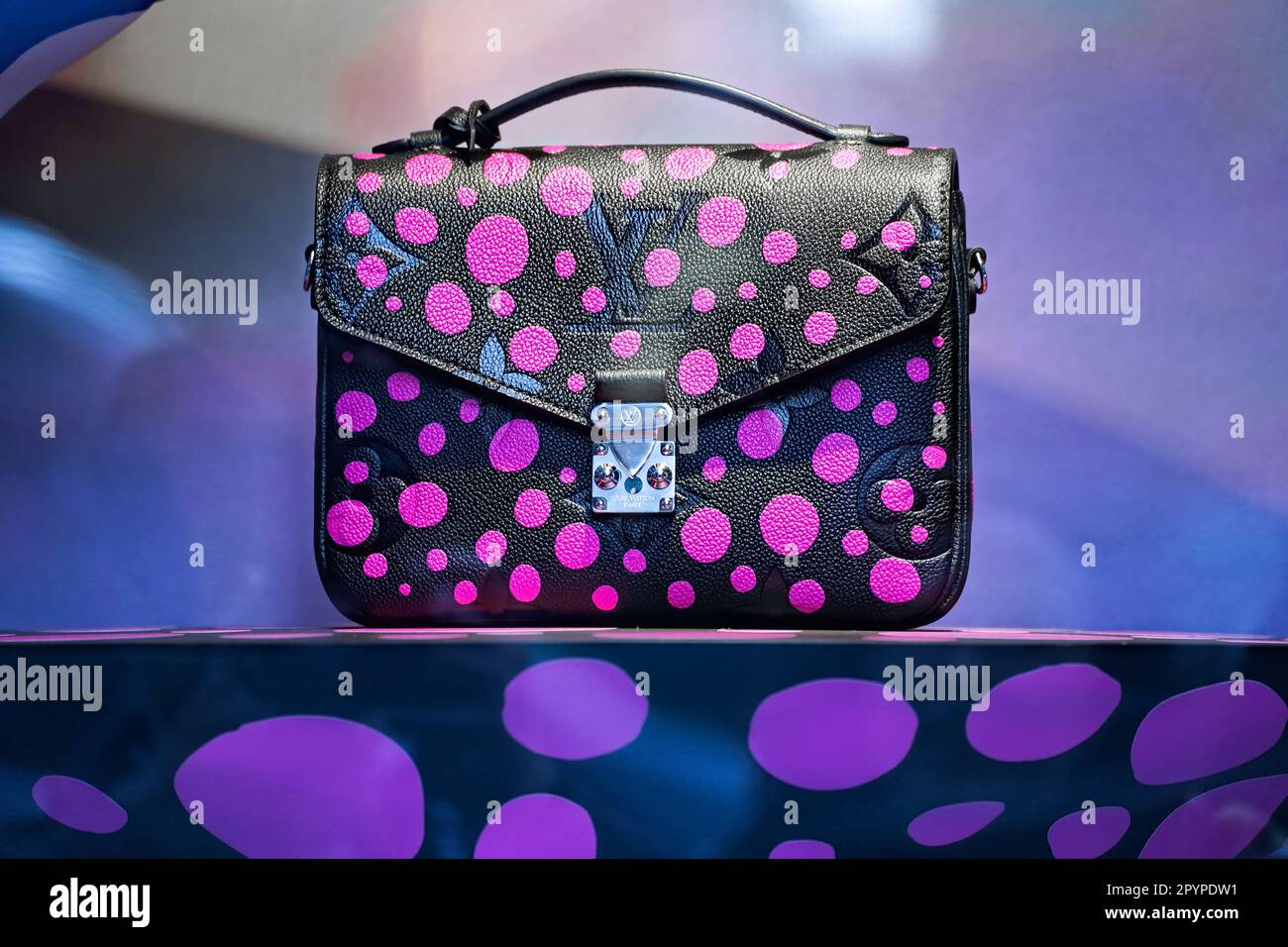 Pink louis vuitton bag hi-res stock photography and images - Alamy