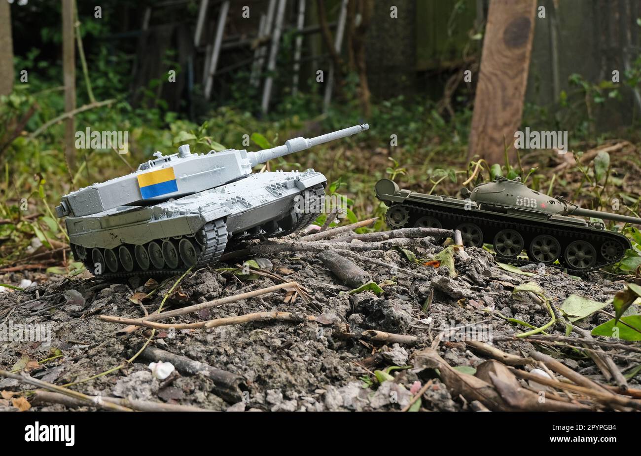 Scale models of a German Leopard tank and a Russian T62 tank Stock Photo