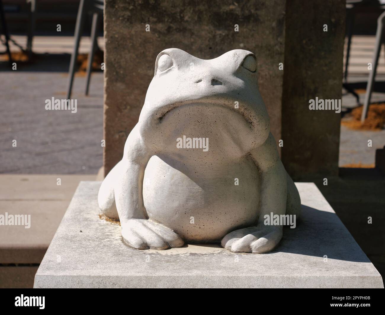 Kansas City, Missouri April 29, 2023 Frog Sculpture at Kansas City Art Institute Stock Photo