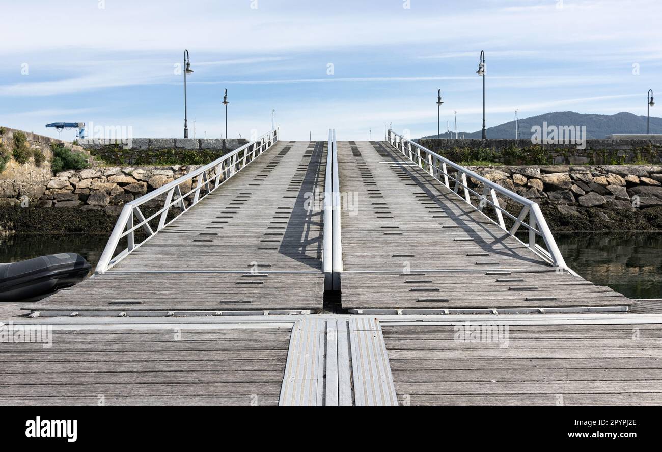Aluminum and wood Dock ramp. Boat jetty Stock Photo Alamy