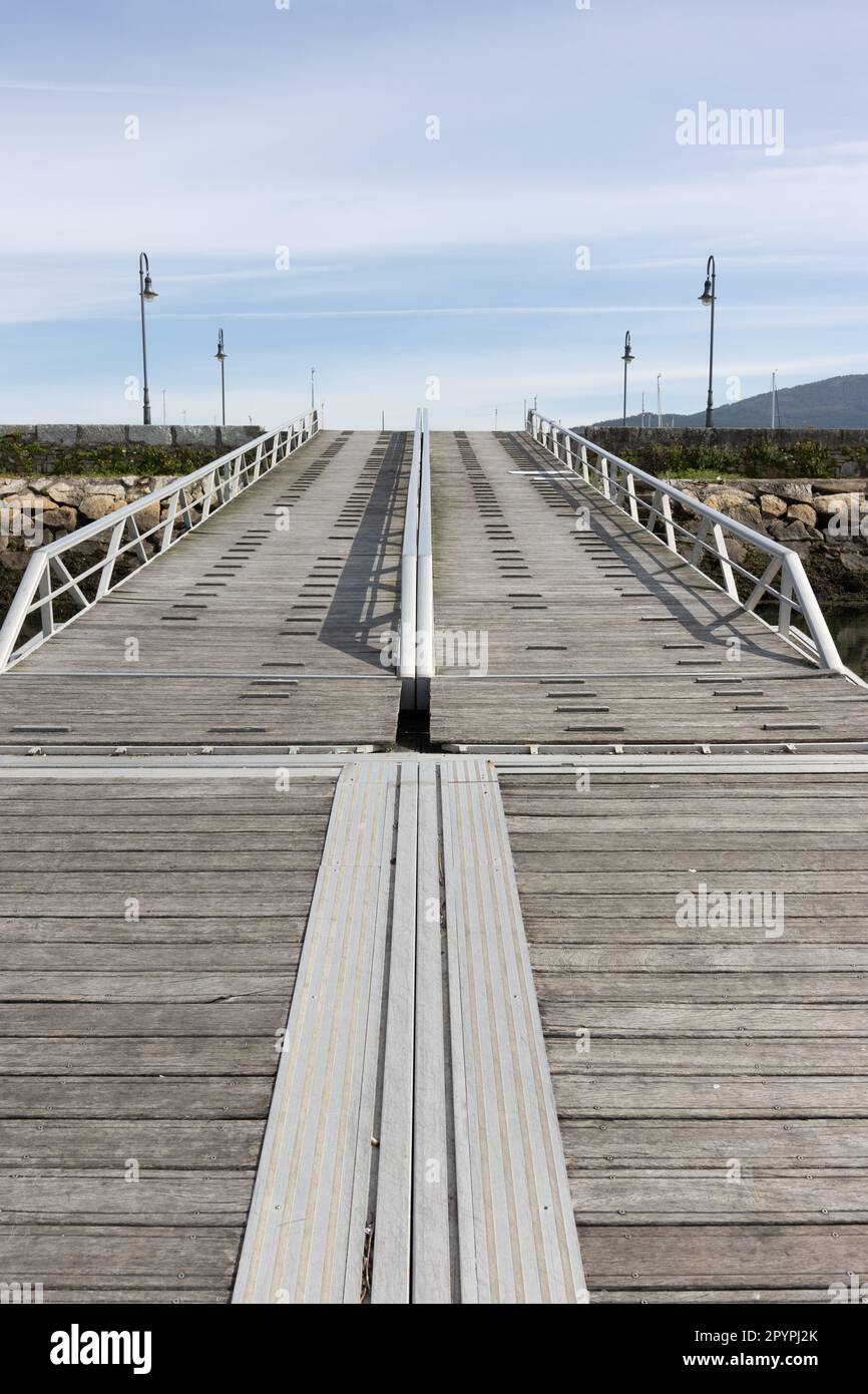 Aluminum and wood Dock ramp. Boat jetty Stock Photo Alamy