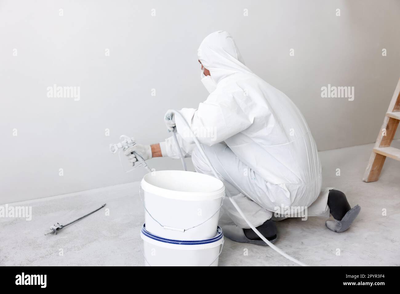 Man spray painting wall construction hi-res stock photography and ...
