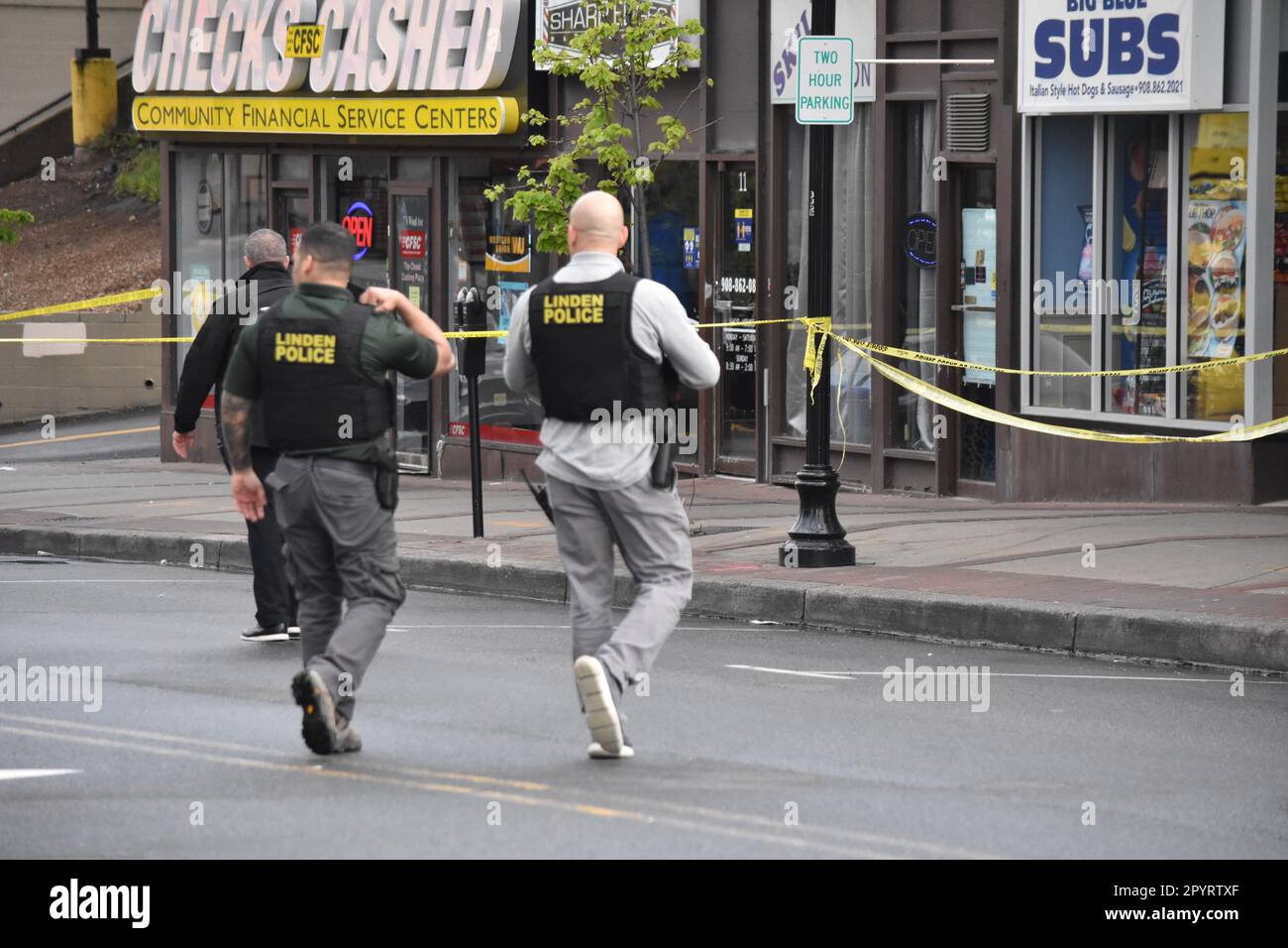 Linden, US, 04/05/2023, Police Officers Look For Evidence At The Crime ...