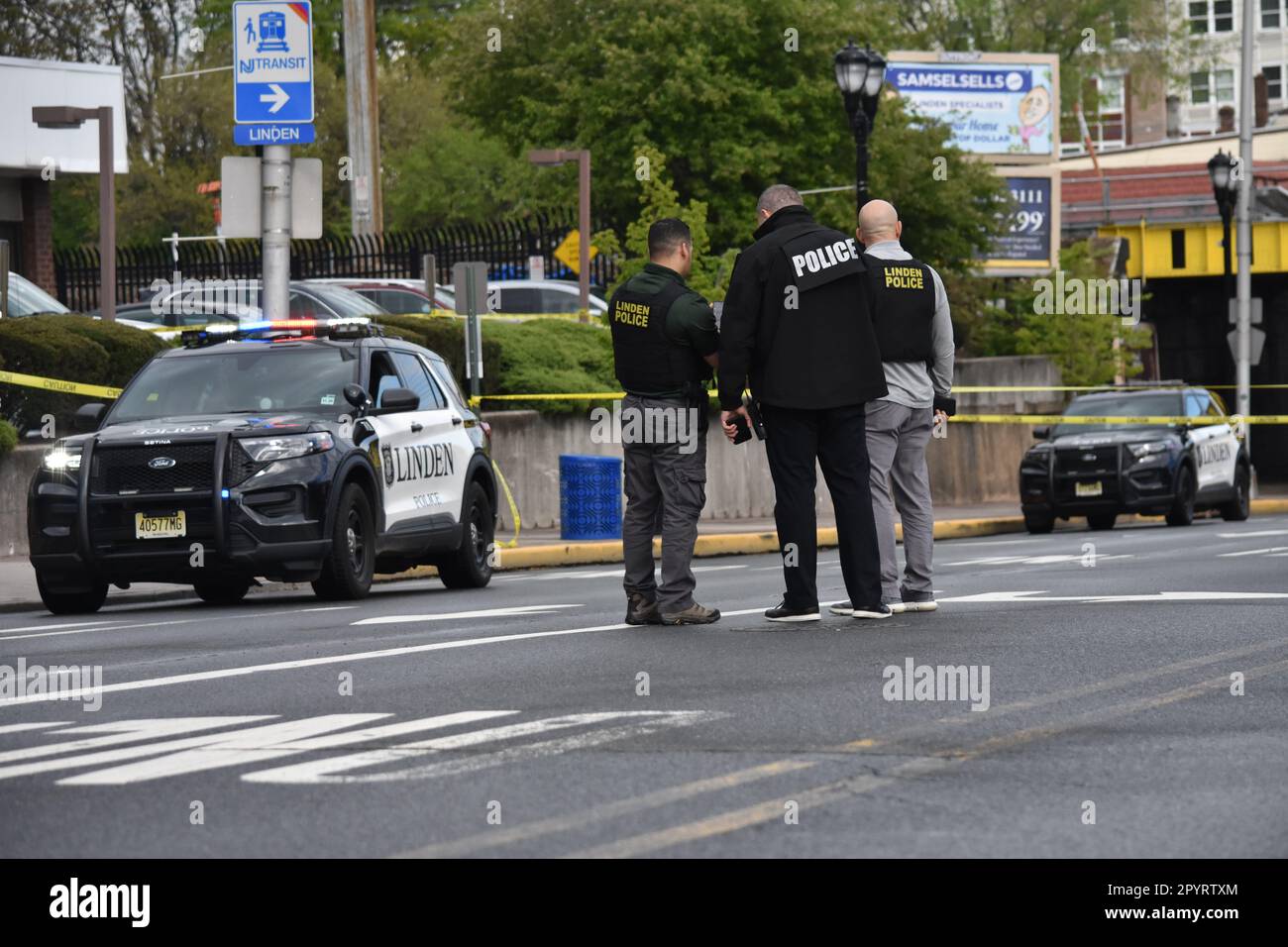 Linden, US, 04/05/2023, Police officers look for evidence at the crime scene. Bullet fragments