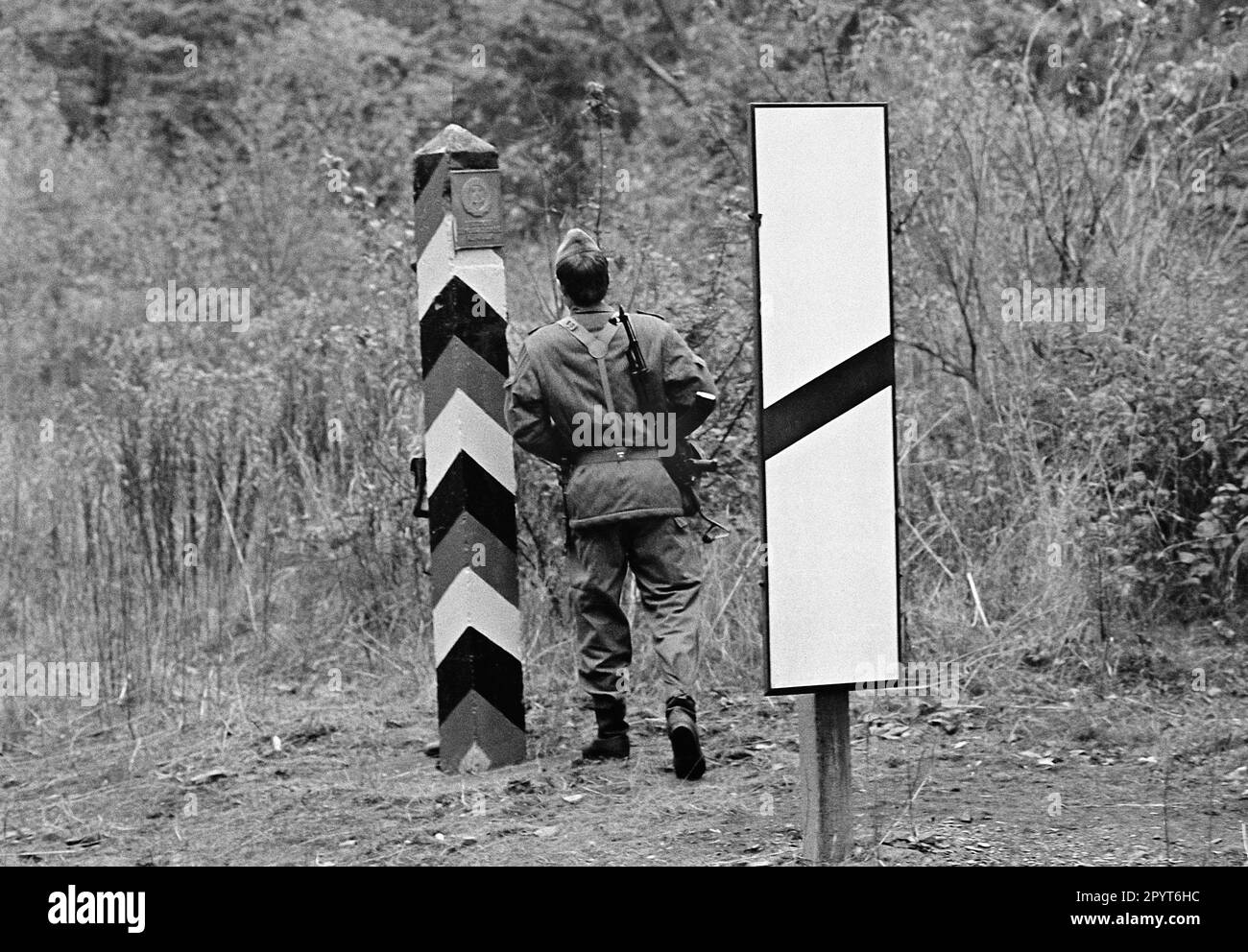 - Inner Border between Federal Republic of Germany (RFT) and German Democratic Republic (DDR), DDR border police ( volkspolizei ), October 1985   - Confine Interno fra Repubblica Federale Tedesca (RFT) e Repubblica Democratica Tedesca (DDR), guardie di frontiera della DDR ( volkspolizei ), ottobre 1985 Stock Photo