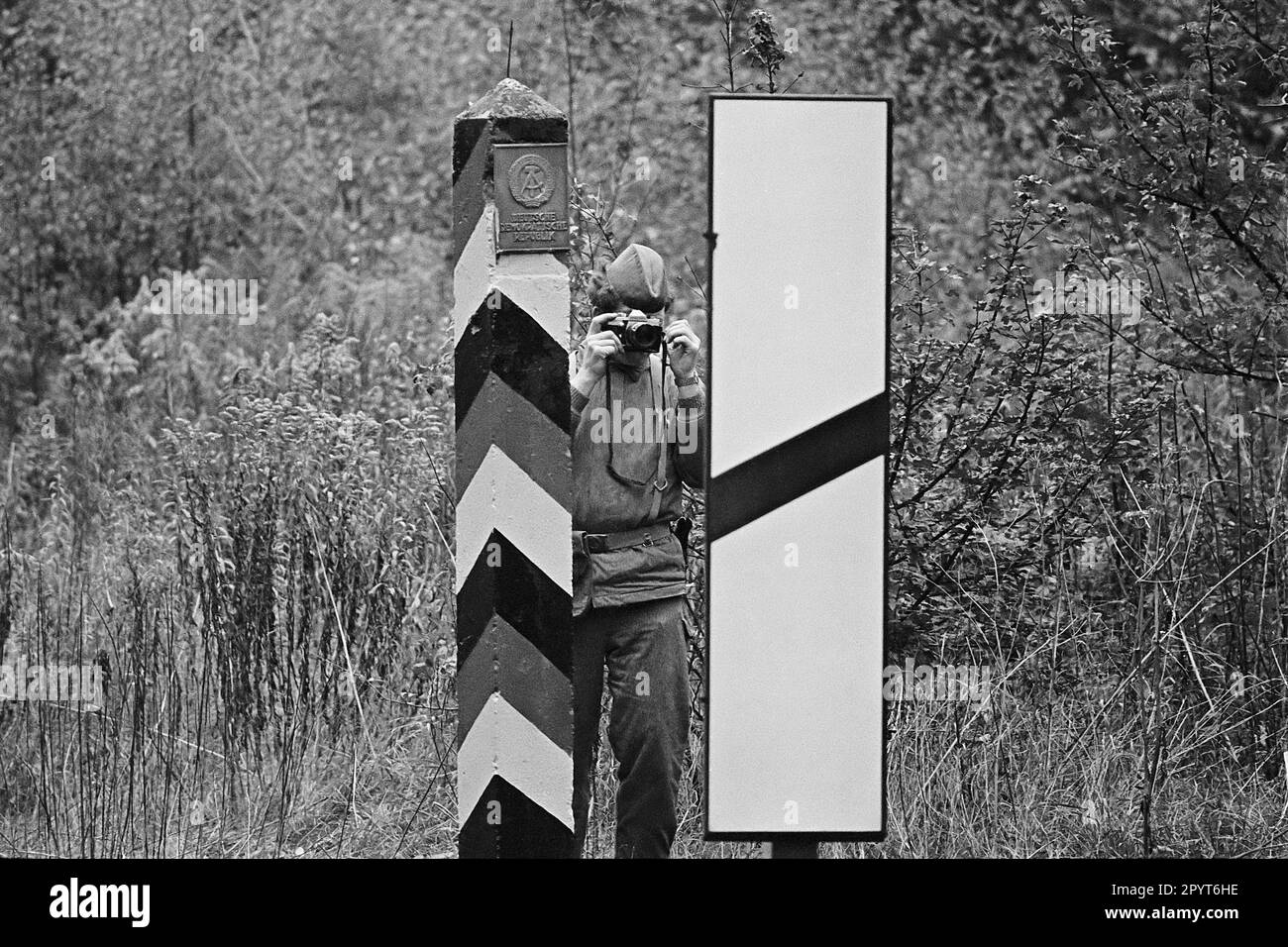 - Inner Border between Federal Republic of Germany (RFT) and German Democratic Republic (DDR), DDR border police ( volkspolizei ), October 1985   - Confine Interno fra Repubblica Federale Tedesca (RFT) e Repubblica Democratica Tedesca (DDR), guardie di frontiera della DDR ( volkspolizei ), ottobre 1985 Stock Photo