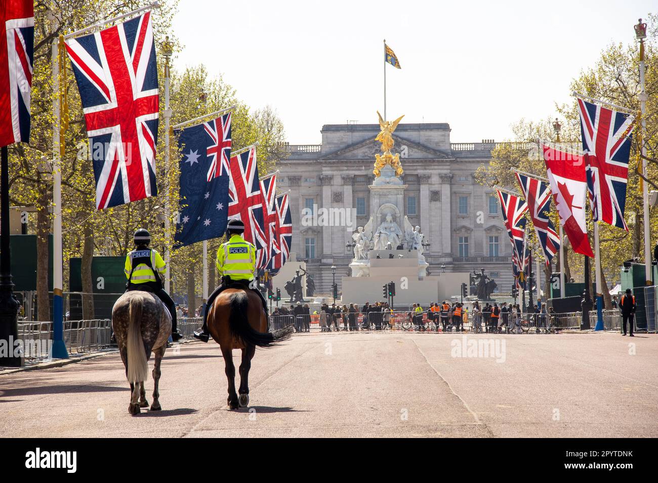 "The Mall," the renowned thoroughfare connecting Buckingham Palace to ...