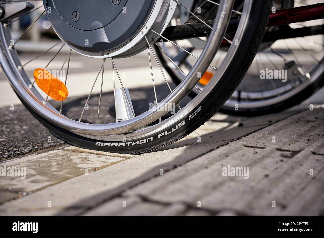 Abgesenkte Bordsteine für Rollstuhlfahrer Stock Photo