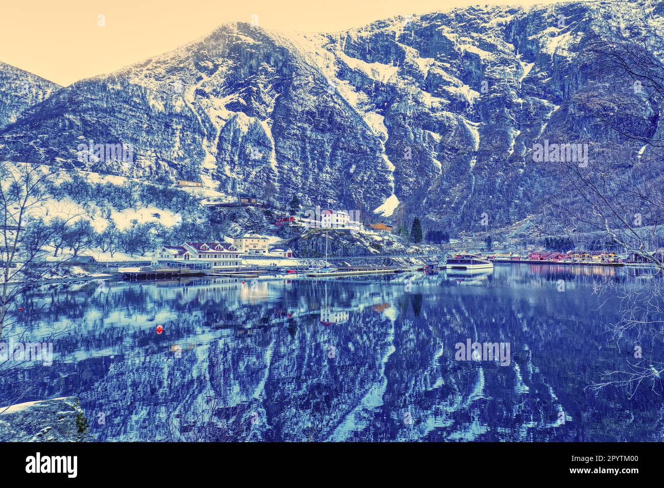 marina-sunset-snow-capped-mountains-hi-res-stock-photography-and-images