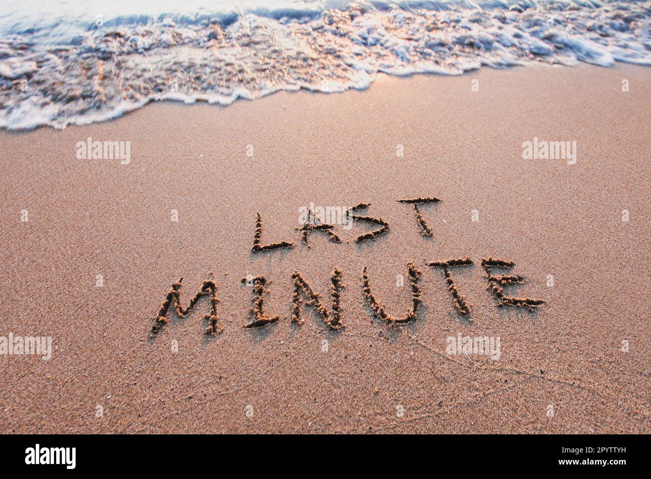 https://c8.alamy.com/comp/2PYTTYH/last-minute-deal-offer-text-on-sand-beach-2PYTTYH.jpg