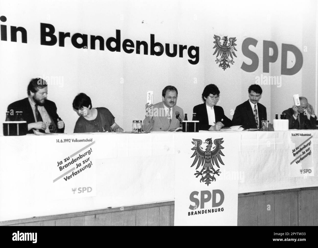 SPD delegates vote on the referendum on 14.06.1992 on the constitution of the state of Brandenburg.Elections. Party. Politics. Turn. Turning point. Photo:MAZ/Archive, 1992 [automated translation] Stock Photo