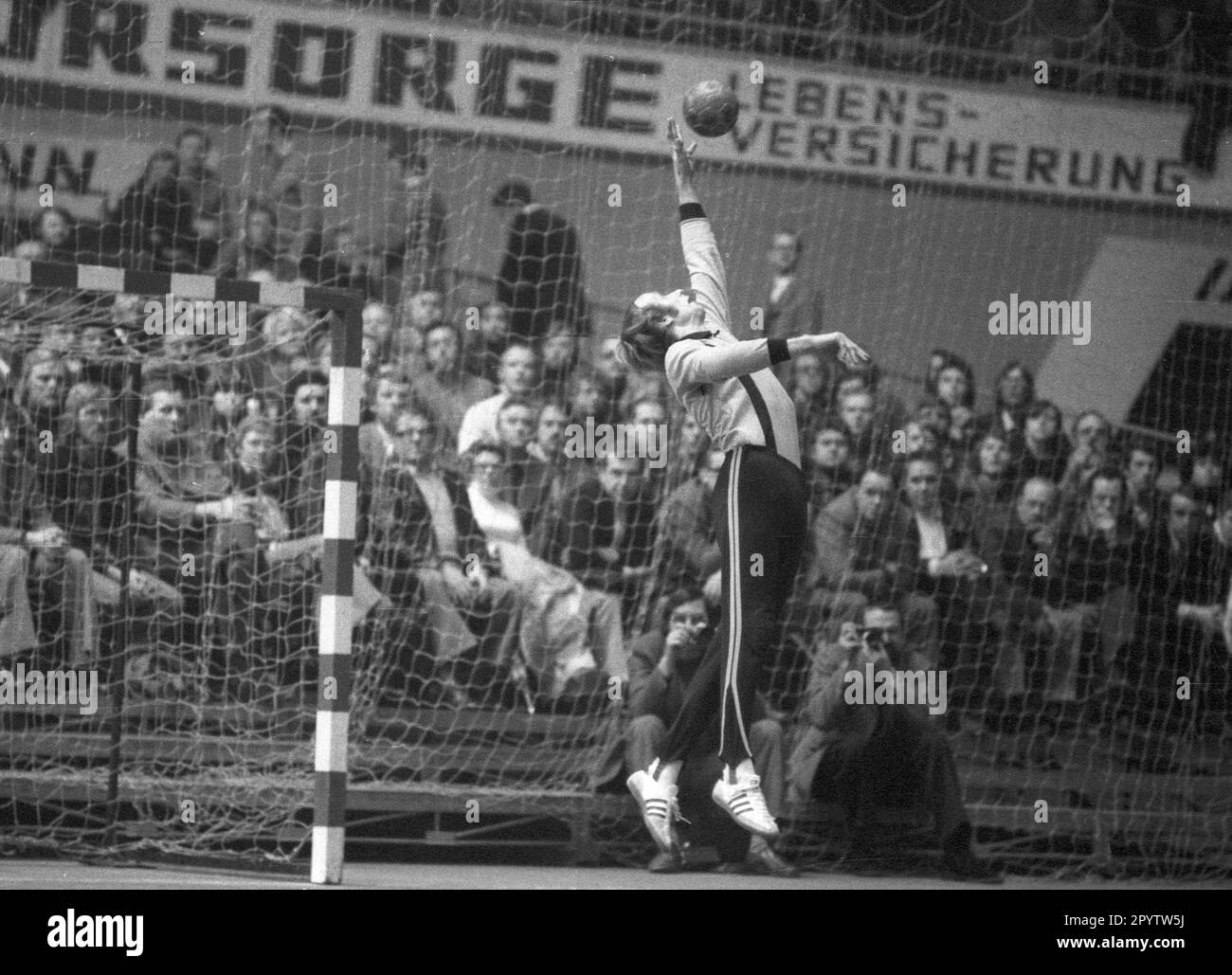 Indoor handball European Cup VFL Gummersbach - Wroclaw Wroclaw 24.01.1976 goalkeeper Klaus Kater holds [automated translation] Stock Photo