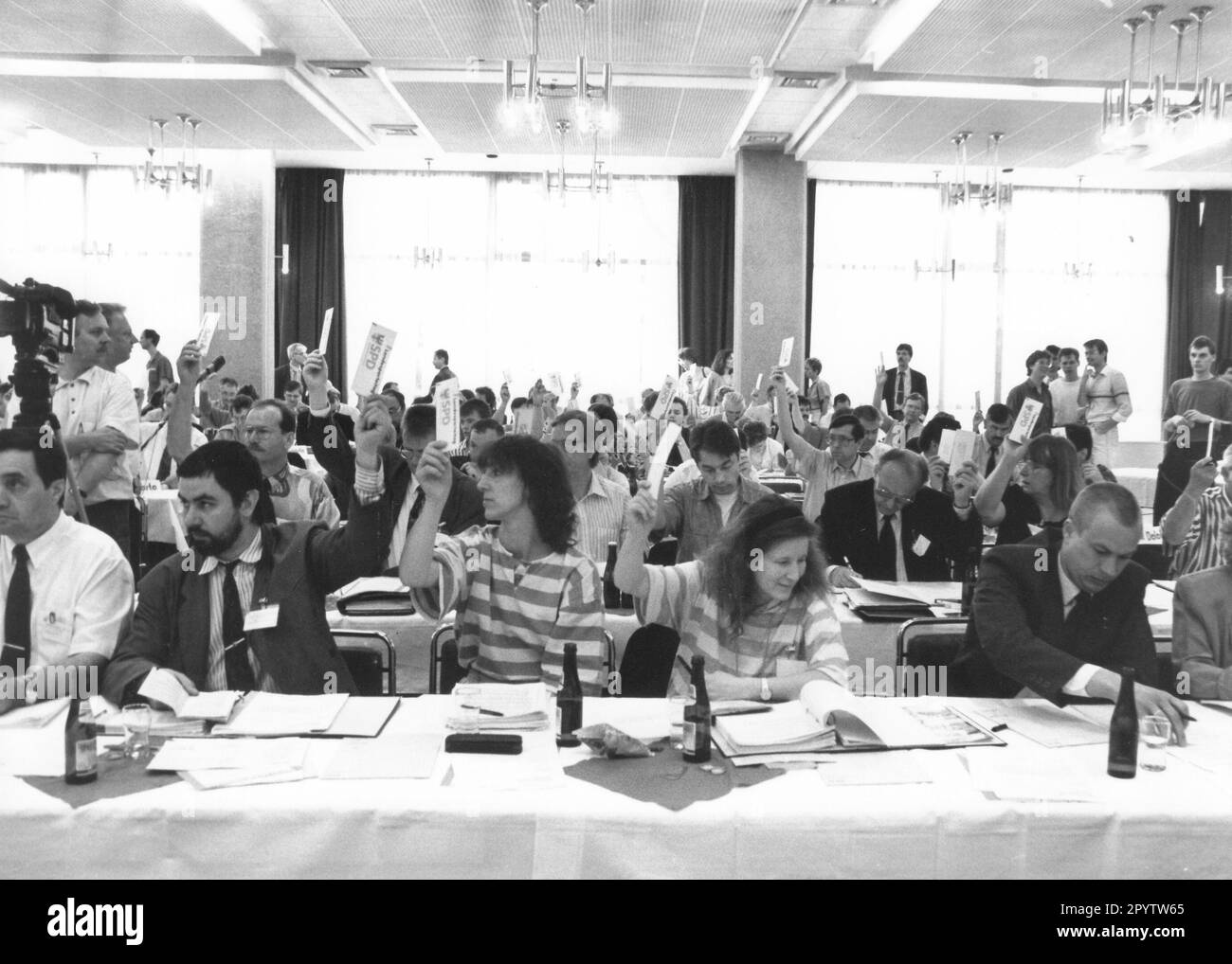 SPD delegates vote on the referendum on 14.06.1992 on the constitution of the state of Brandenburg.Elections. Party. Politics. Turn. Turning point. Photo:MAZ/Archive, 1992 [automated translation] Stock Photo