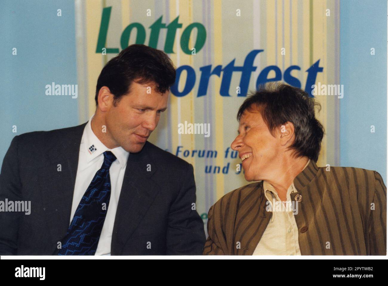 Sports Minister Angelika Peter(r.) at the press conference on the project, Lotto Sports Festival with patron Henry Maske(l.) in Potsdam. Sports. Minister. Photo:/MAZ Bernd gartenschläger, 26.05.1998 [automated translation] Stock Photo