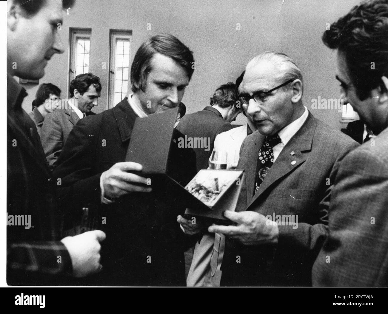 'Opening of the ''Week of Youth and Sportsmen'' in the Culture and Sports Hall in the city of Brandenburg. Central opening event of the GDR with about 2000 delegates. Opened by Paul Verner (2nd from right) member of the Politburo u. Secretary of the Central Committee of the SED, Egon Krenz, 1st Secretary of the FDJ Günther Jahn, 1st Secretary of the district leadership Potsdam of the SED. Ceremonial event. Event. GDR. historical. Photo: MAZ/Bruno Wernitz,29.05.1976 [automated translation]' Stock Photo