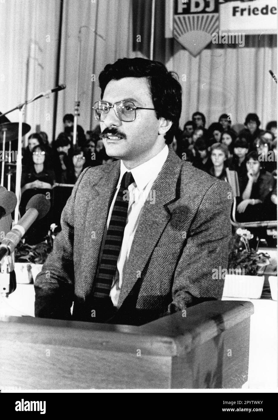 At a meeting on the occasion of the World Youth Day (WBDJ), more than 3,000 Brandenburg FDJ members reaffirmed their commitment to socialism and peace in the Steelworkers' Sports Hall. Walid Masri, President of the World Federation of Democratic Youth, gave a speech. Youth gives a speech. Event.Youth. GDR. Photo:MAZ/Bruno Wernitz, 10.11.1982 [automated translation] Stock Photo