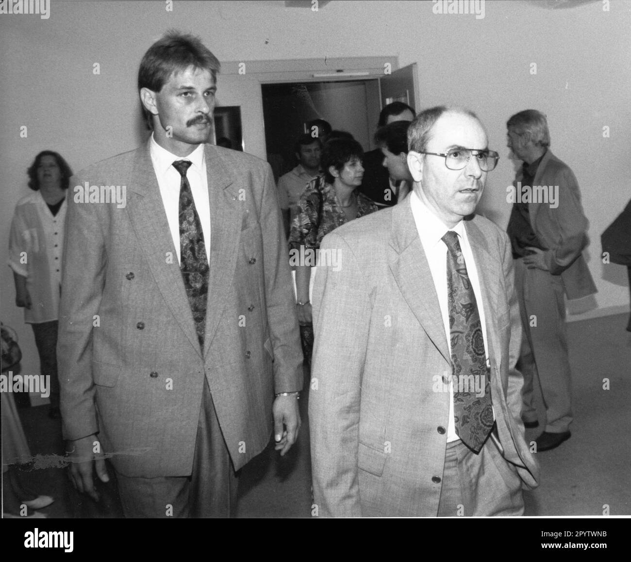 Special session in the Interior Committee of the Brandenburg State Parliament on police behavior in Rüdersdorf.Interior Minister Alwin Ziel(front.) Police. Investigations. Xenophobia. Right-wing radicalism. Photo: MAZ/Bernd Gartenschläger, 21.07.1994 [automated translation] Stock Photo