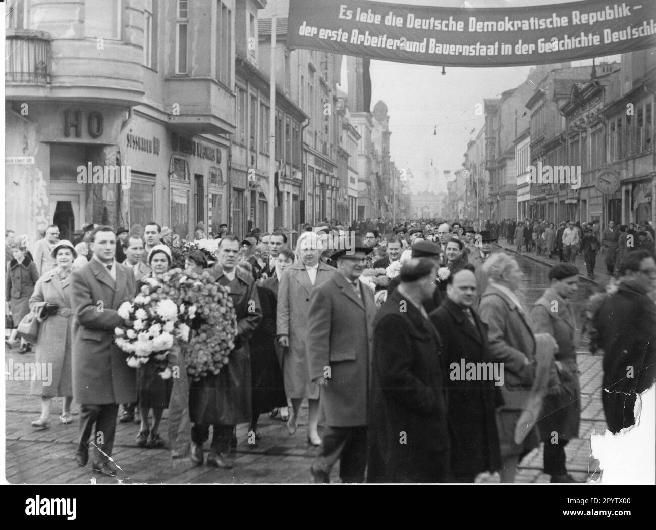 Hundreds of Potsdam residents and members of the Soviet army marched through Klement-Gottwald-Straße (today Brandenburger Straße) to lay a wreath at the Soviet memorial, on the occasion of the 43rd anniversary of the Great October Socialist Revolution. Rally.propaganda poster.demonstration. Event. GDR.historical. Photo:MAZ/ Leon Schmidtke, 07.11.1960 [automated translation] Stock Photo