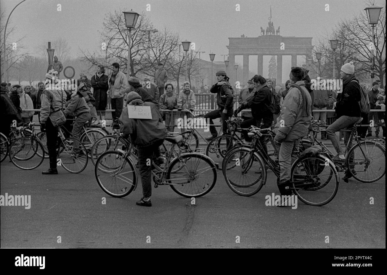 Demonstration berlin 1989 hi-res stock photography and images - Alamy