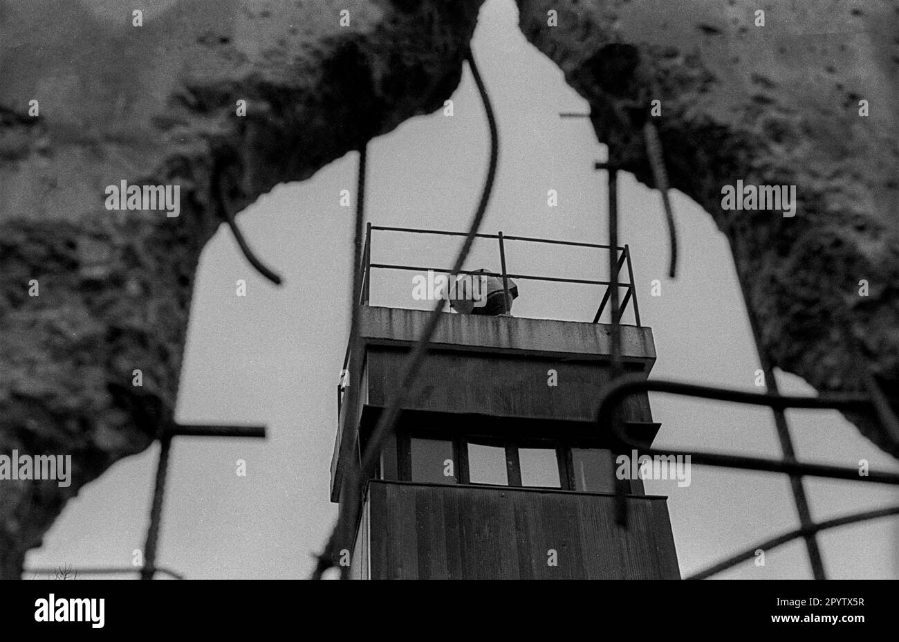 Hole in berlin wall 1990 Black and White Stock Photos &amp; Images - Alamy