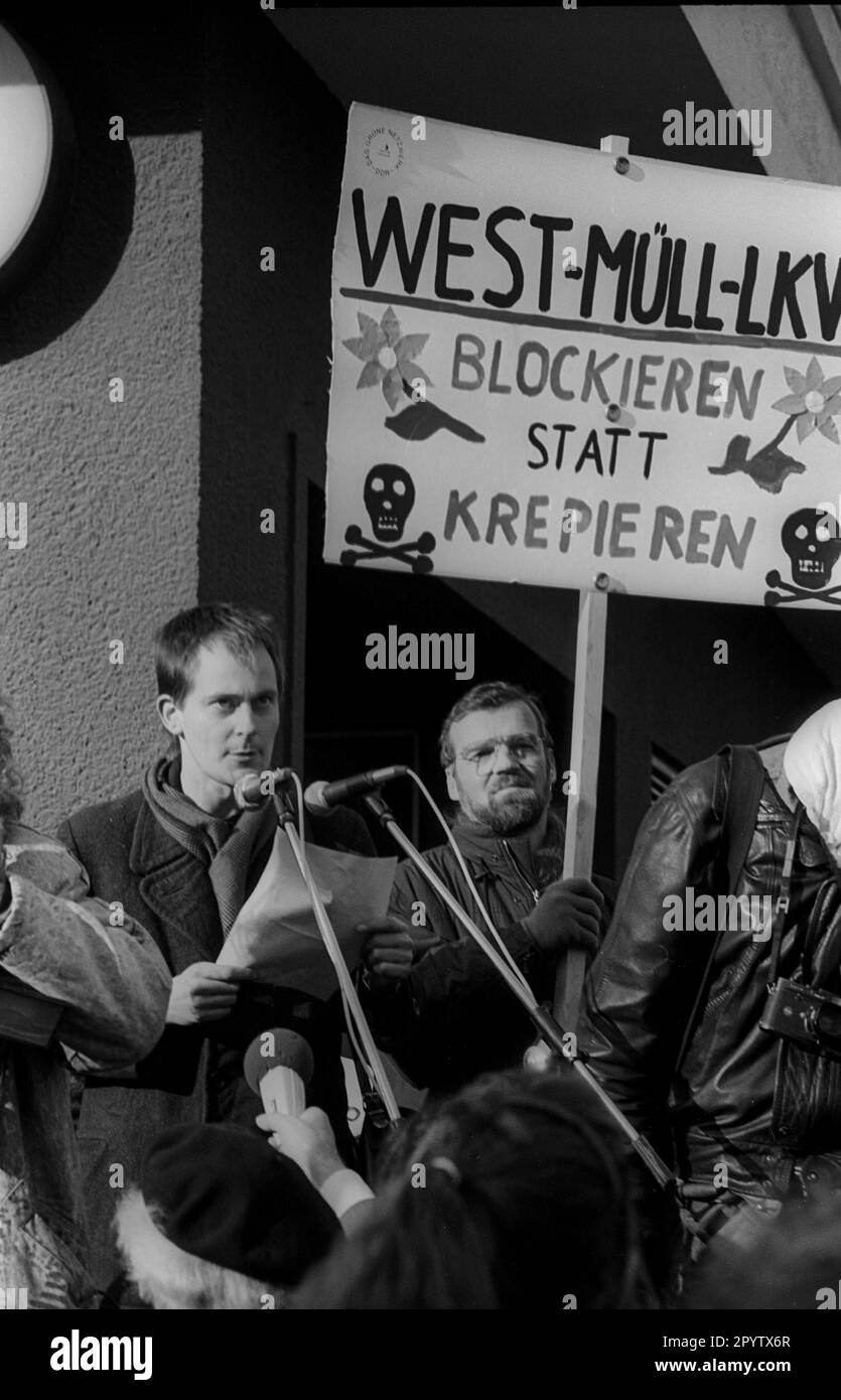 GDR, Berlin, 19.11.1989, Demo to the 19th of November '89: Rally on the Alexanderplatz, Westmüll - Blockieren statt krepieren ! [automated translation] Stock Photo