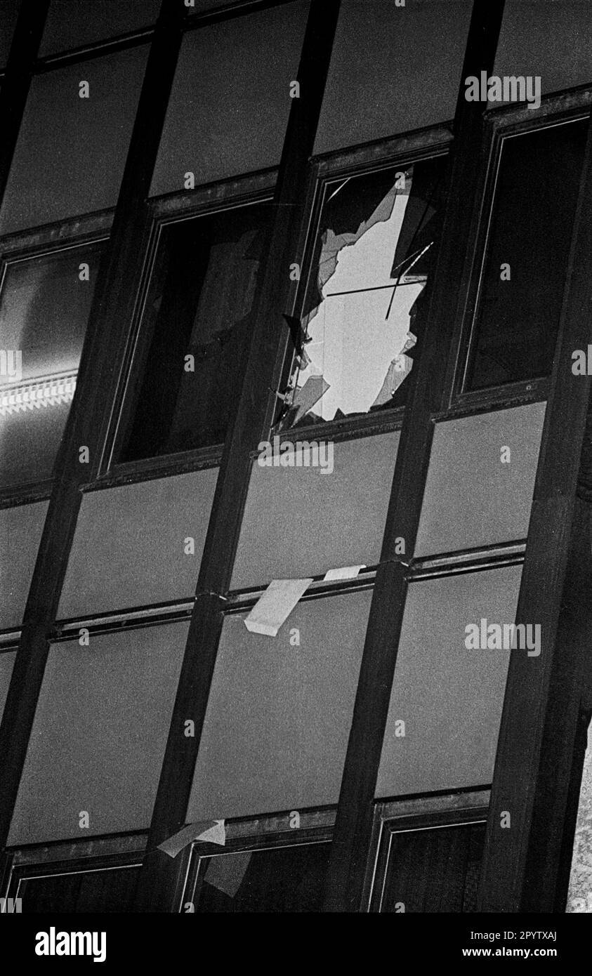 Occupation of the Stasi headquarters in Normannenstraße citizens throw
