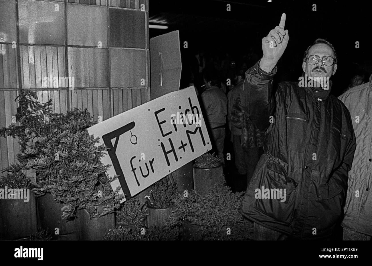 GDR, Berlin, Jan. 15, 1990, occupation of the Stasi headquarters in Normannenstrasse, Erich Erich ...., [automated translation] Stock Photo