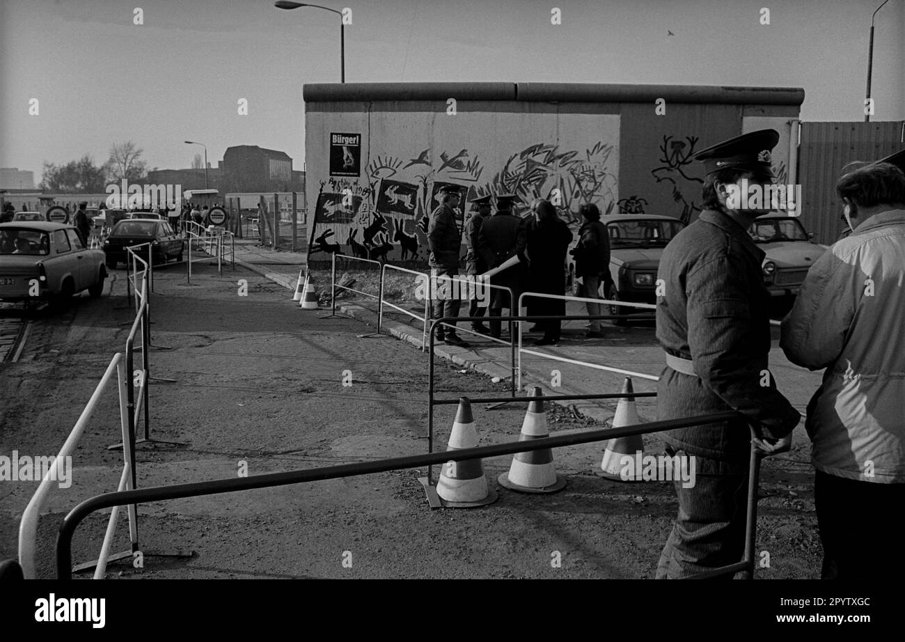 GDR, Berlin, 19.11.1989, border crossing at Potsdamer Platz, in the background the Hotel Esplanade, [automated translation] Stock Photo