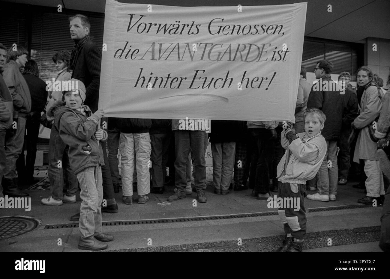 gdr-berlin-19-11-1989-demonstration-on-november-19-89-in-front-of