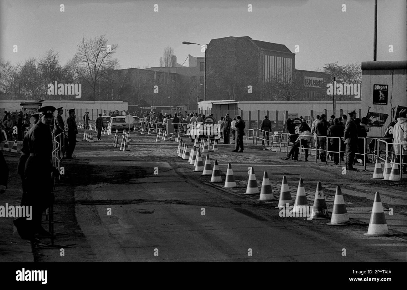 GDR, Berlin, 19.11.1989, border crossing at Potsdamer Platz, in the background the Hotel Esplanade, [automated translation] Stock Photo