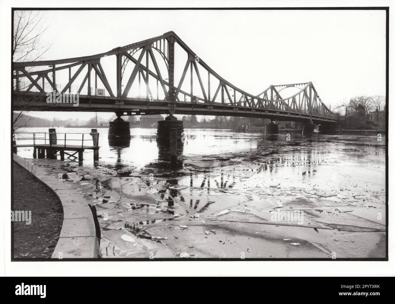 Glienicker bridge also called bridge of unity or agent bridge.On the bridge runs the city border between Potsdam and Berlin(formerly zischen East and West Germany).Winter. Ice on the Havel.photo:MAZ/Michael Hübner,07.01.1993 [automated translation] Stock Photo