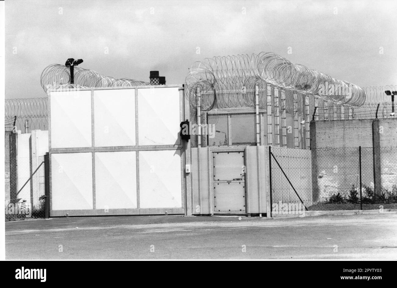 'Prison ''Schwarze Pumpe'' (Spemberg, Spree-Neiße district). The entrance gate after renewal of security measures. The new weir wall is 6.50 meters high.Prison. Photo: MAZ Laudien, 04.07.1995 [automated translation]' Stock Photo