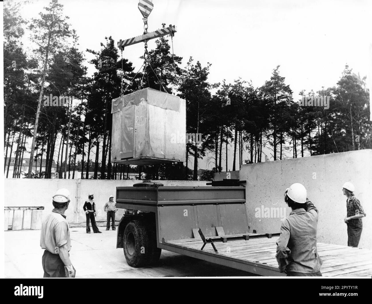 The sanitary cells are loaded onto special vehicles by the Potsdam panel plant of the housing construction combine (WBK) and installed in the high-rise building in Wilhelm-Külz-Strasse (later Breite Strasse). Construction work. Construction site. Housing construction. operation. GDR. historical. Photo: MAZ/Michael Hübner, 13.06.1979 [automated translation] Stock Photo
