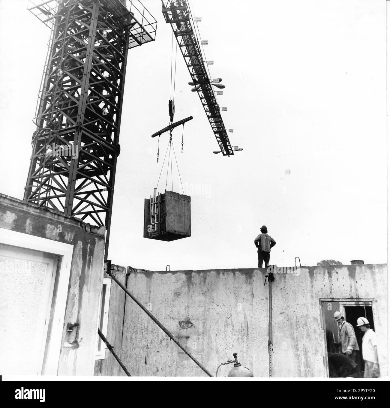 The sanitary cells are loaded onto special vehicles by the Potsdam panel plant of the housing construction combine (WBK) and installed in the high-rise building in Wilhelm-Külz-Strasse (later Breite Strasse). Construction work. Construction site. Housing construction. operation. GDR. historical. Photo: MAZ/Michael Hübner, 13.06.1979 [automated translation] Stock Photo
