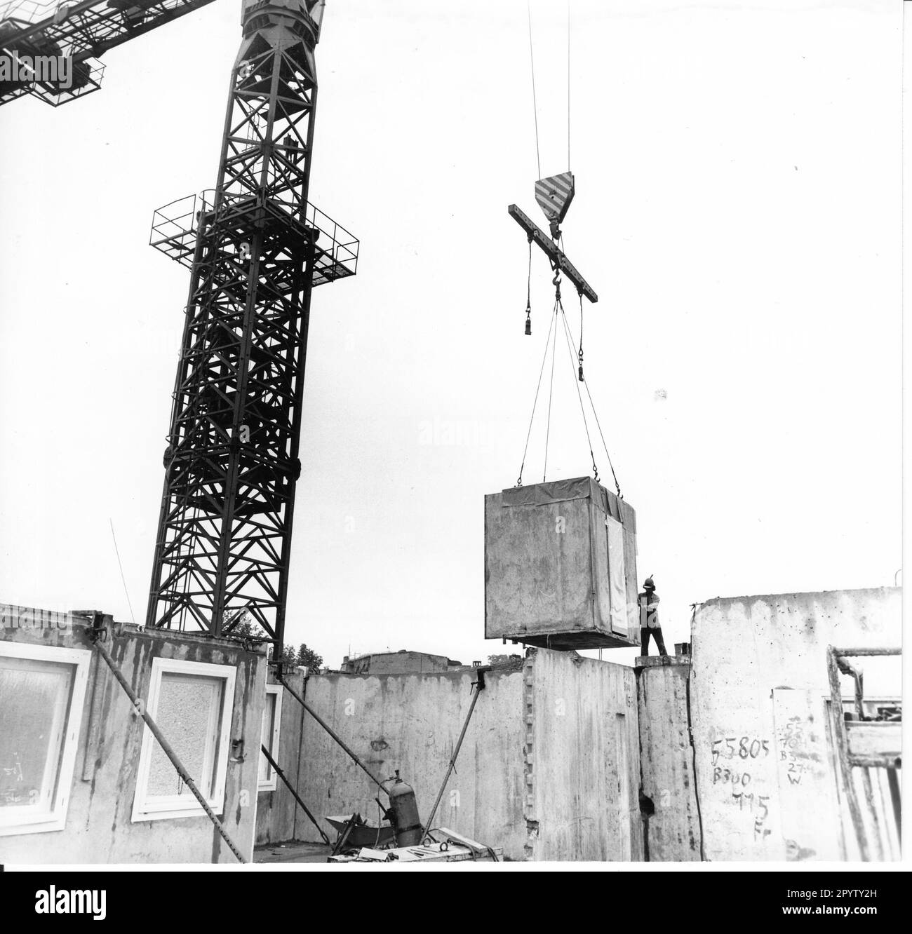 The sanitary cells are loaded onto special vehicles by the Potsdam panel plant of the housing construction combine (WBK) and installed in the high-rise building in Wilhelm-Külz-Strasse (later Breite Strasse). Construction work. Construction site. Housing construction. operation. GDR. historical. Photo: MAZ/Michael Hübner, 13.06.1979 [automated translation] Stock Photo
