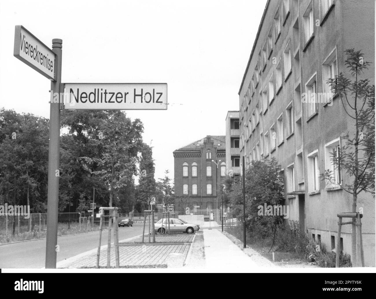 The residential area opposite the Red Barracks is taking shape. Nedlitzer Holz street and Viereckremise. Nauener Vorstadt. Apartment house. House. Residential area. Photo:Joachim Liebe, 23.07.1998 [automated translation] Stock Photo
