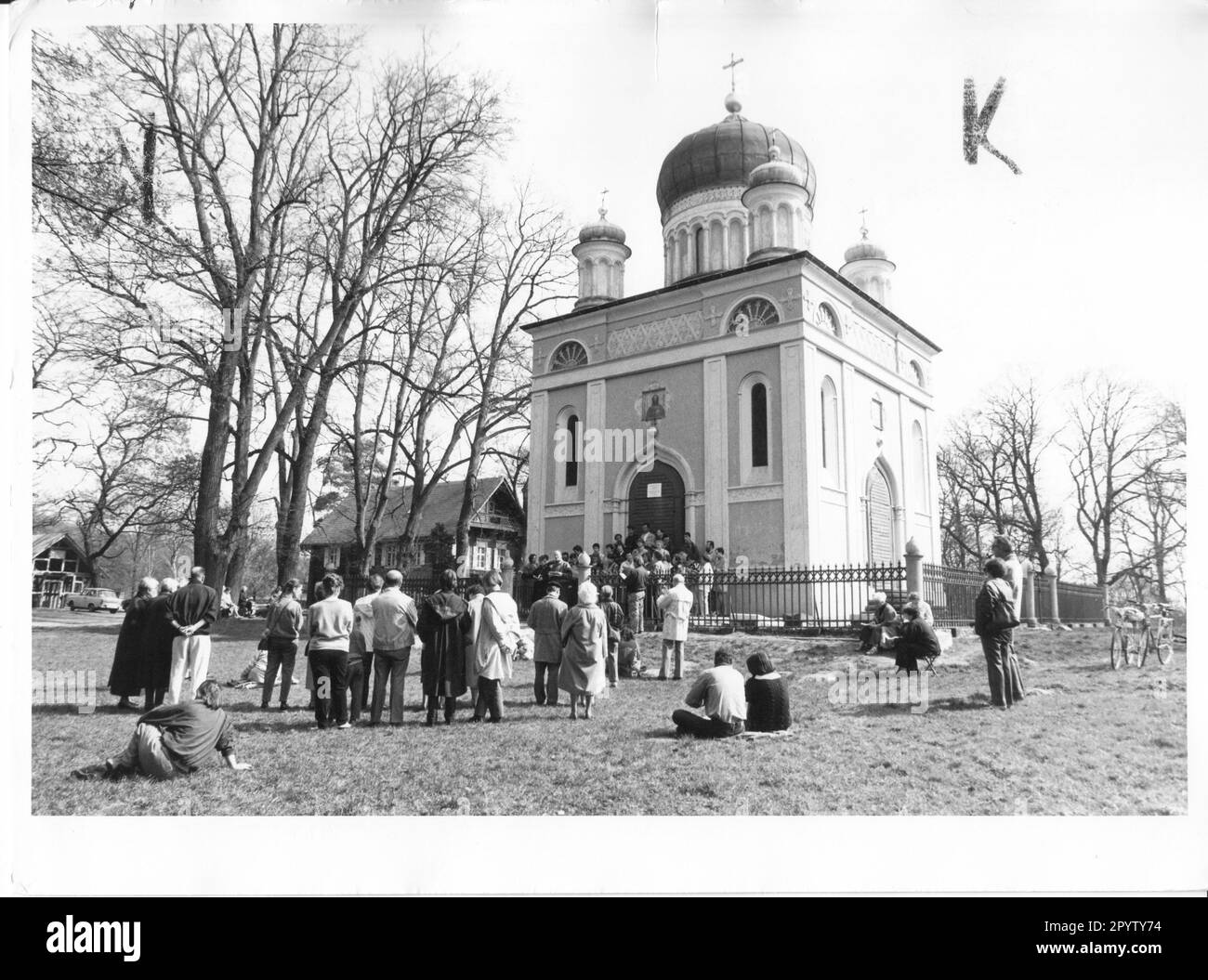 People singing spring songs in front of the Russian Orthodox Alexander Nevsky Memorial Church. Belongs to the Russian colony Alexandrovka. Historical buildings. Church. Chapel, Nauen suburb. Turning point. Turning point. Photo: Joachim Liebe, 09.04.1991 [automated translation] Stock Photo