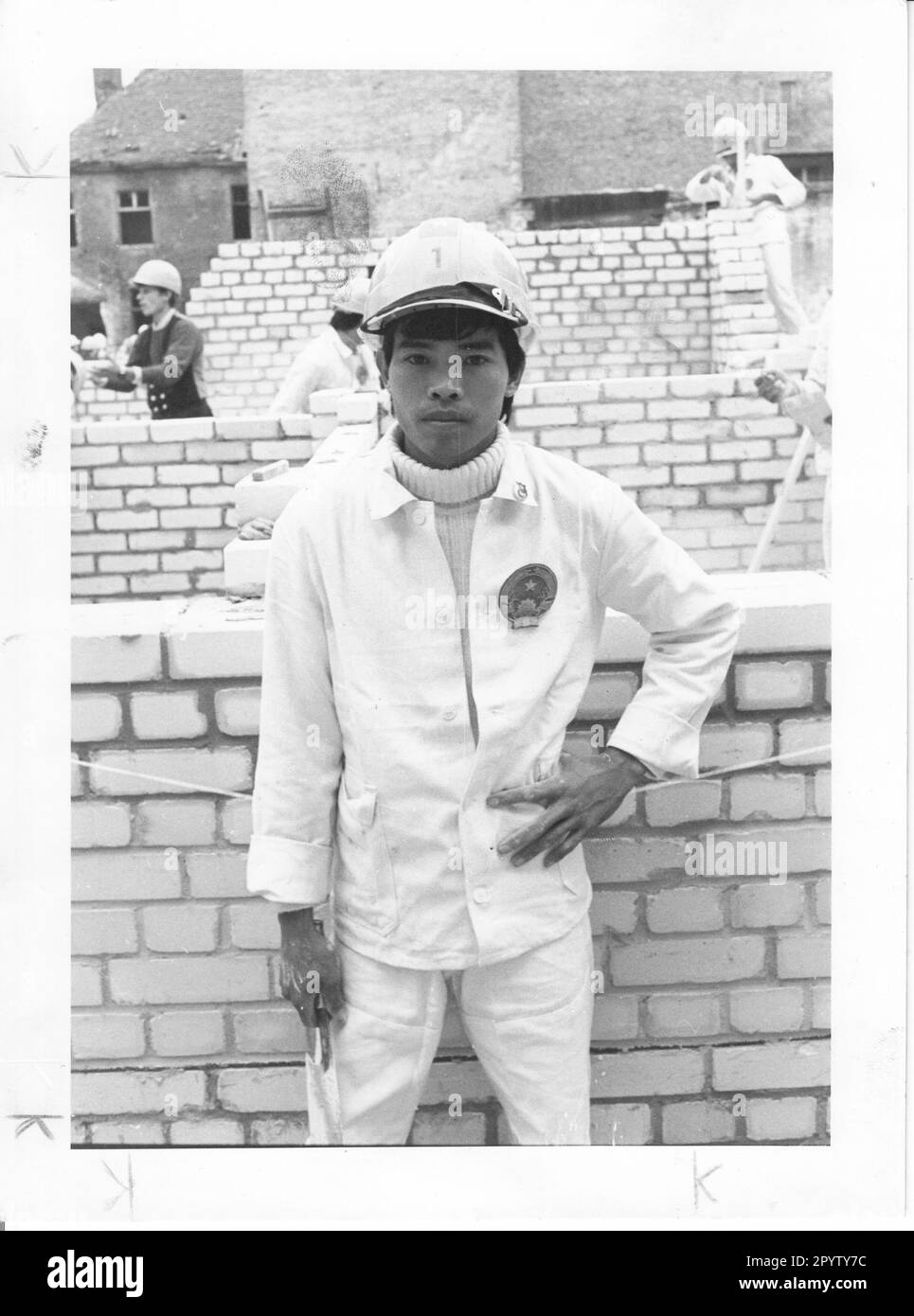 Tran Xuan Thanh from Vietnam at the international competition of apprentice bricklayers in the Dutch Quarter in Potsdam.Bricklayers. Construction work. GDR. Historical. Wende.turning point. Photo: Joachim Liebe, 22.06.1989 [automated translation] Stock Photo