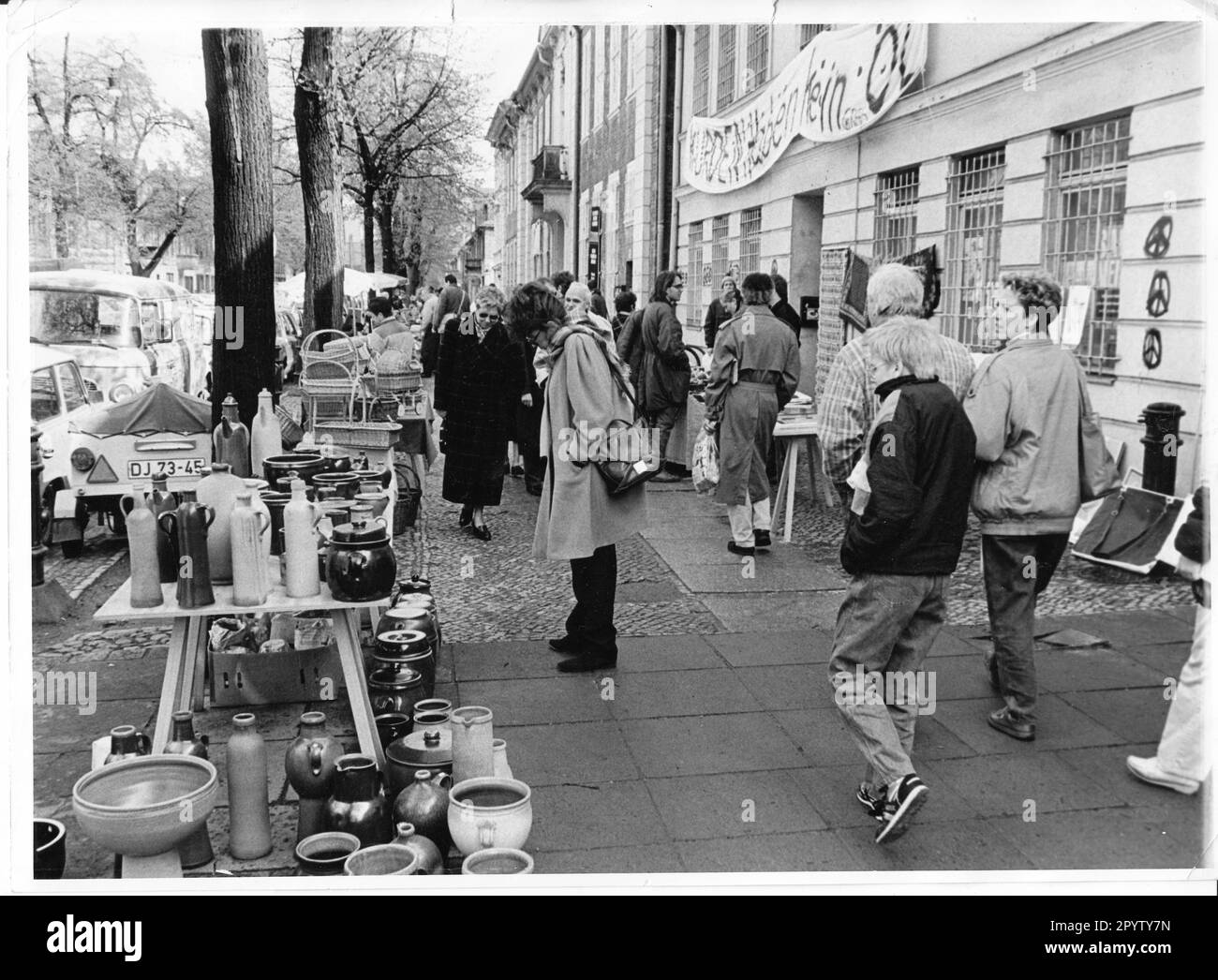 Art market in Otto-Nuschke-Strasse (later Lindenstrasse). Flea market. Arts and crafts. Market. Markets. Trade. Retail. turn. time. Photo: MAZ/Joachim Liebe, 22.01.1991 [automated translation] Stock Photo