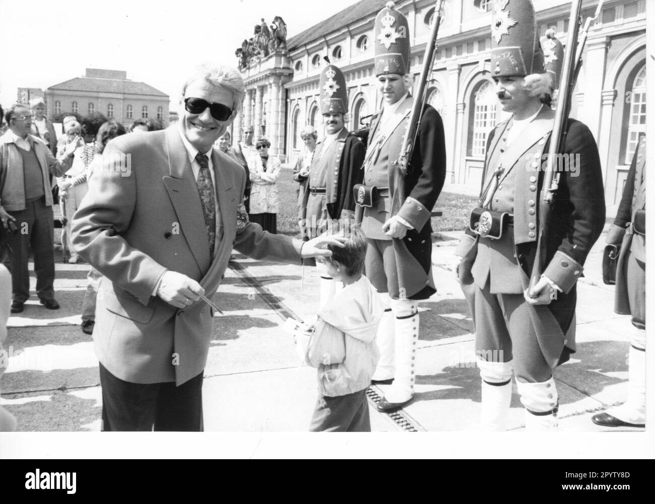 'Heino met the giant guard ''Lange Kerls'' in Potsdam. The guard is the godfather for the 2nd Heino show, which will run on Oct. 16 on SAT.1.Photo: MAZ/07.08.1993 [automated translation]' Stock Photo