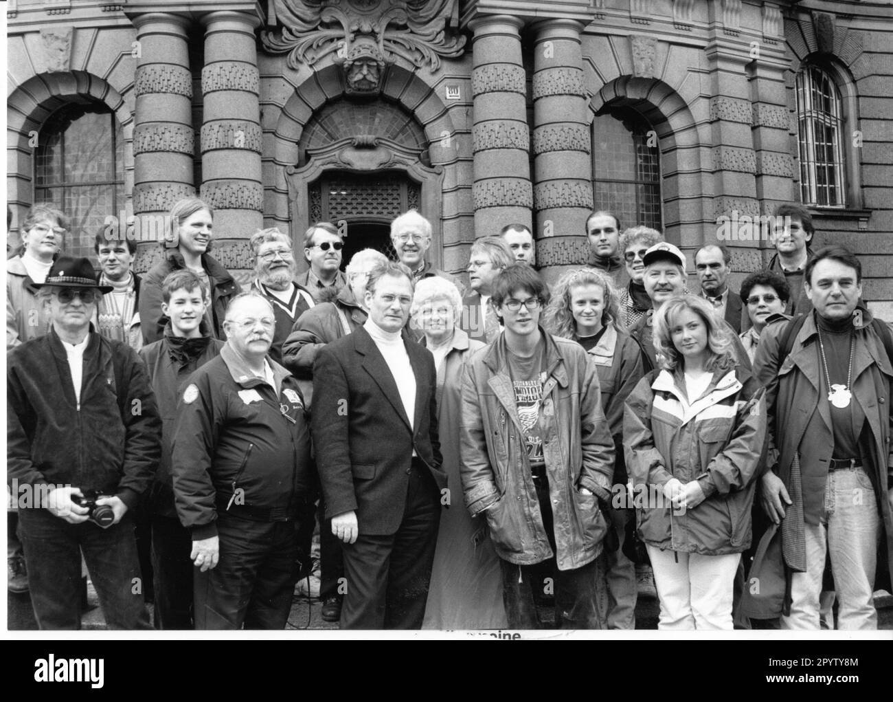 Students from South Dakota visited the state capital Potsdam for the purpose of German-American international understanding. The delegation was welcomed in front of the city hall by Claus Dobberke (3rd from left), the city's representative for cultural affairs and sports. Photo: MAZ/Christel Köster,09.03.1998 [automated translation] Stock Photo