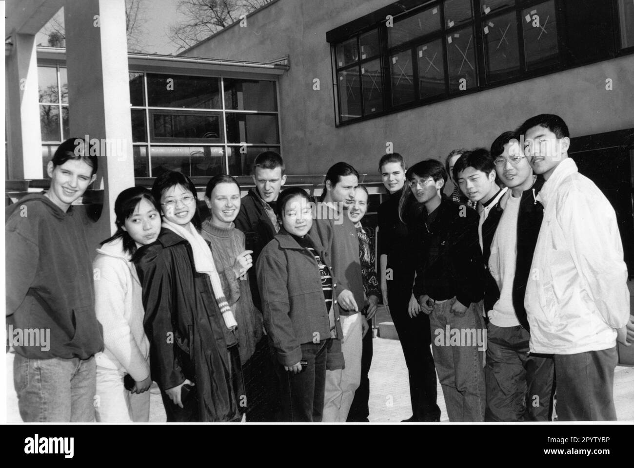 'The Humbold Gymnasium in Heinrich-Mann-Alle has a visit from 13 Chinese students from Shanhai. The reason for the trip is the competition ''Oddyssey of the Mind''. Photo: MAZ/ Christel Kösterm 27.03.1098 [automated translation]' Stock Photo