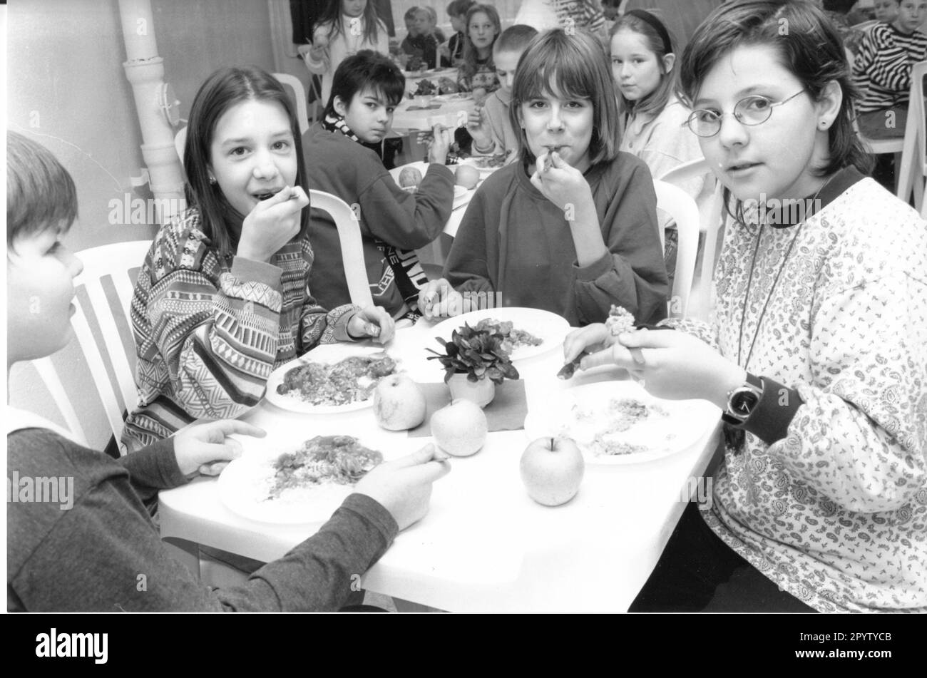 pupils-of-the-5th-and-6th-grade-of-the-elementary-school-in-werder-at