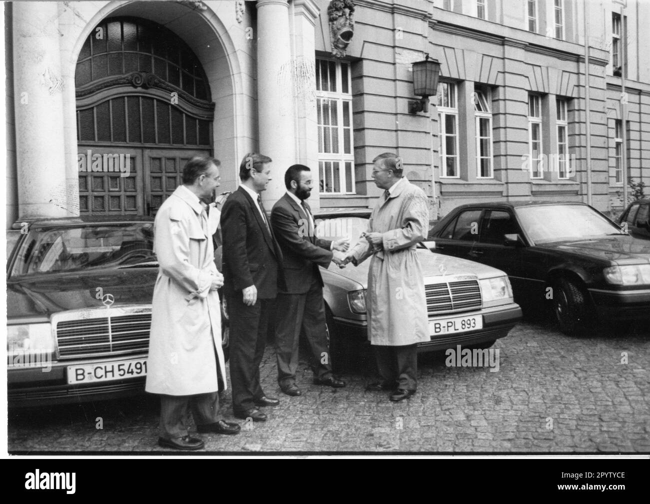 3 Mercedes 250 D passenger cars were handed over for testing by Günter Birkner(r.), Director of the Mercedes- Benz AG Berlin branch to Jochen Wolf, Government Plenipotentiary for the Potsdam district. With this gesture, Mercedes-Benz AG wants to support the Brandenburg state government.GDR. historical. Wende/Turnaround. Photo:MAZ/Christel Köster 26.09.1990 [automated translation] Stock Photo