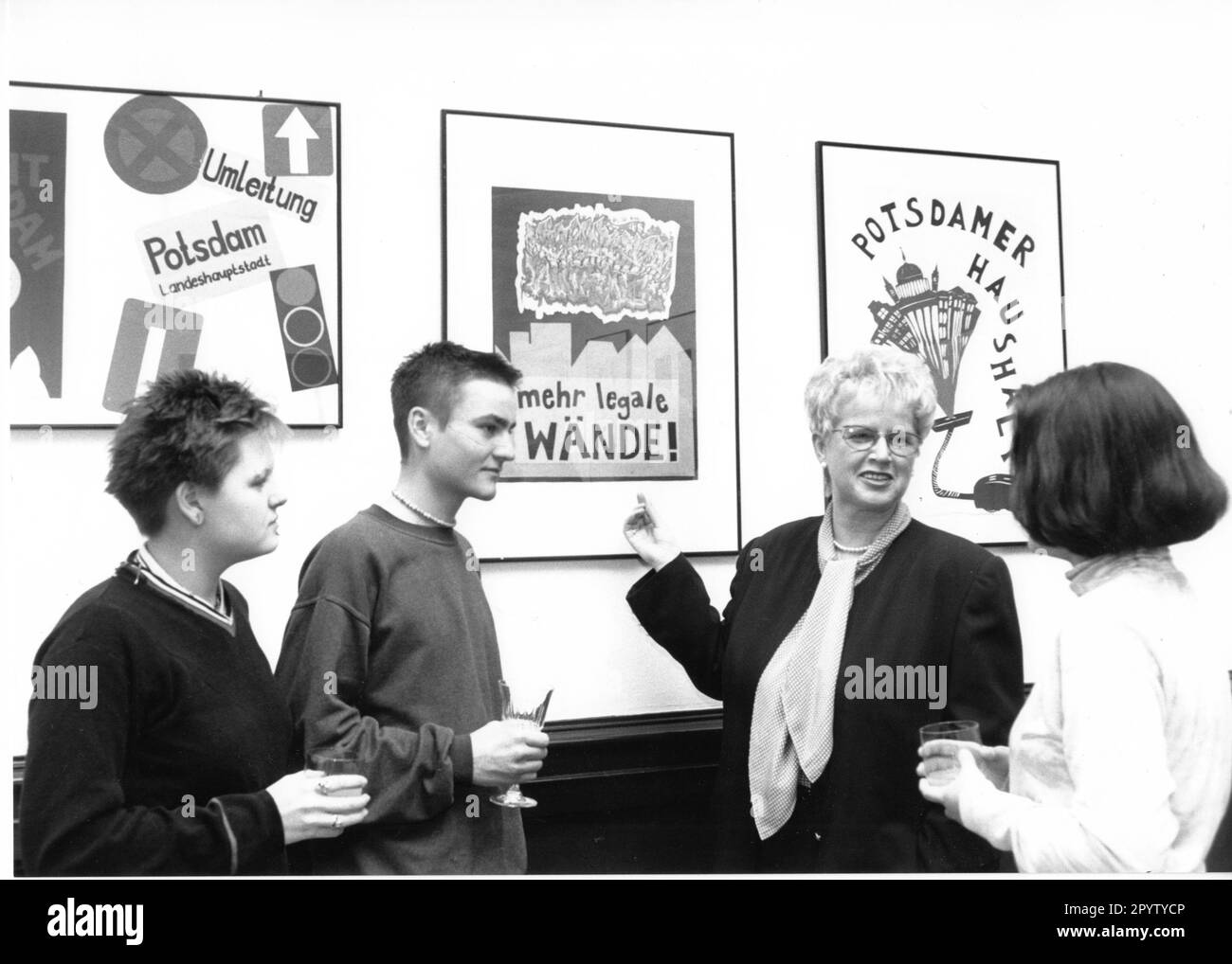 City president Birgit Müller(Left) talking to high school students about the students' posters. Photo: MAZ/Christel Köster, 04.03.1998 [automated translation] Stock Photo
