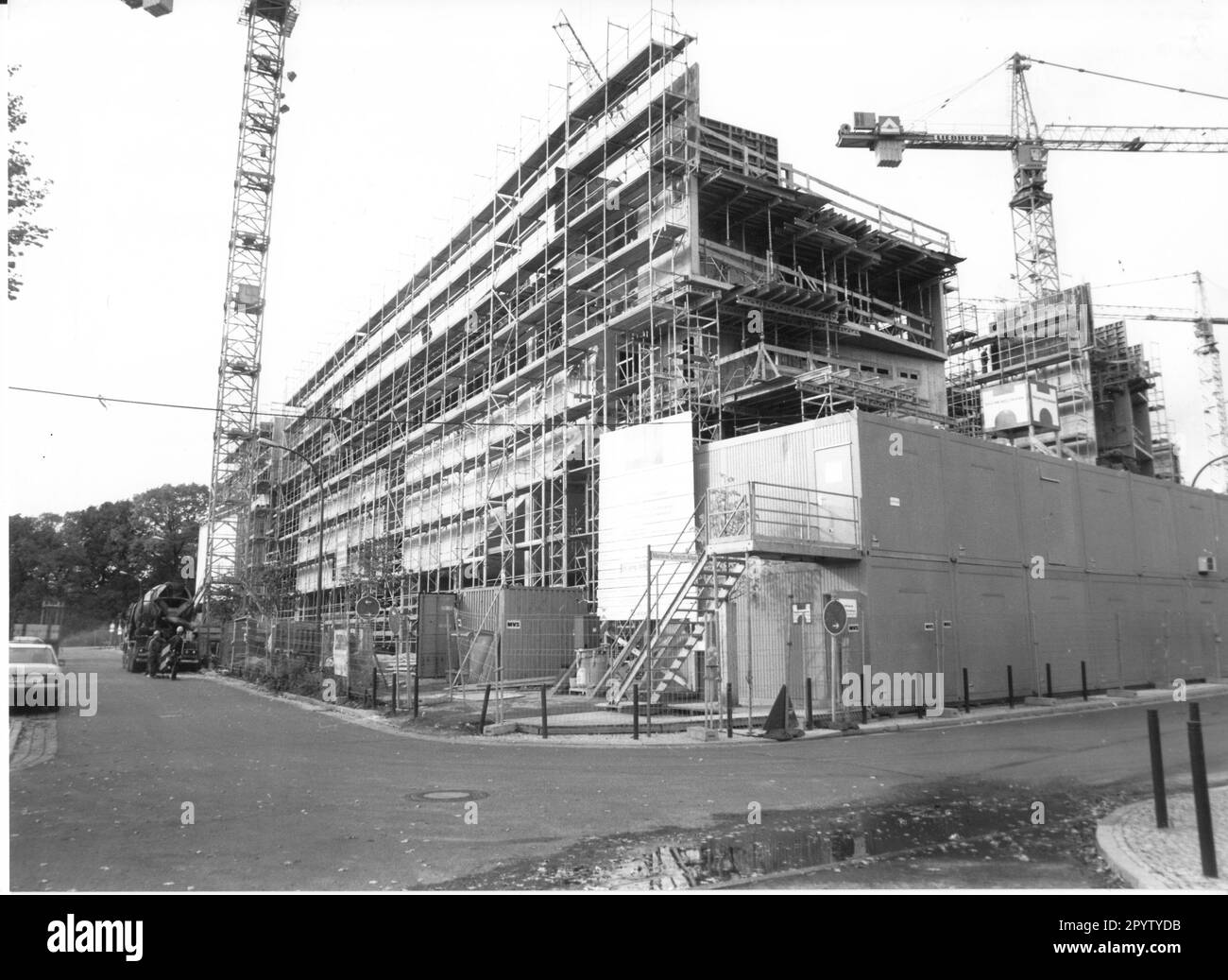 'The future Hochschule für Film und Fernsehen ''Konrad Wolf''(HFF) is being built on Marlene-Dietrich-Allee. School. Construction work. Building site. New building. Photo: MAZ/Christel Köster, 19.10.1998 [automated translation]' Stock Photo