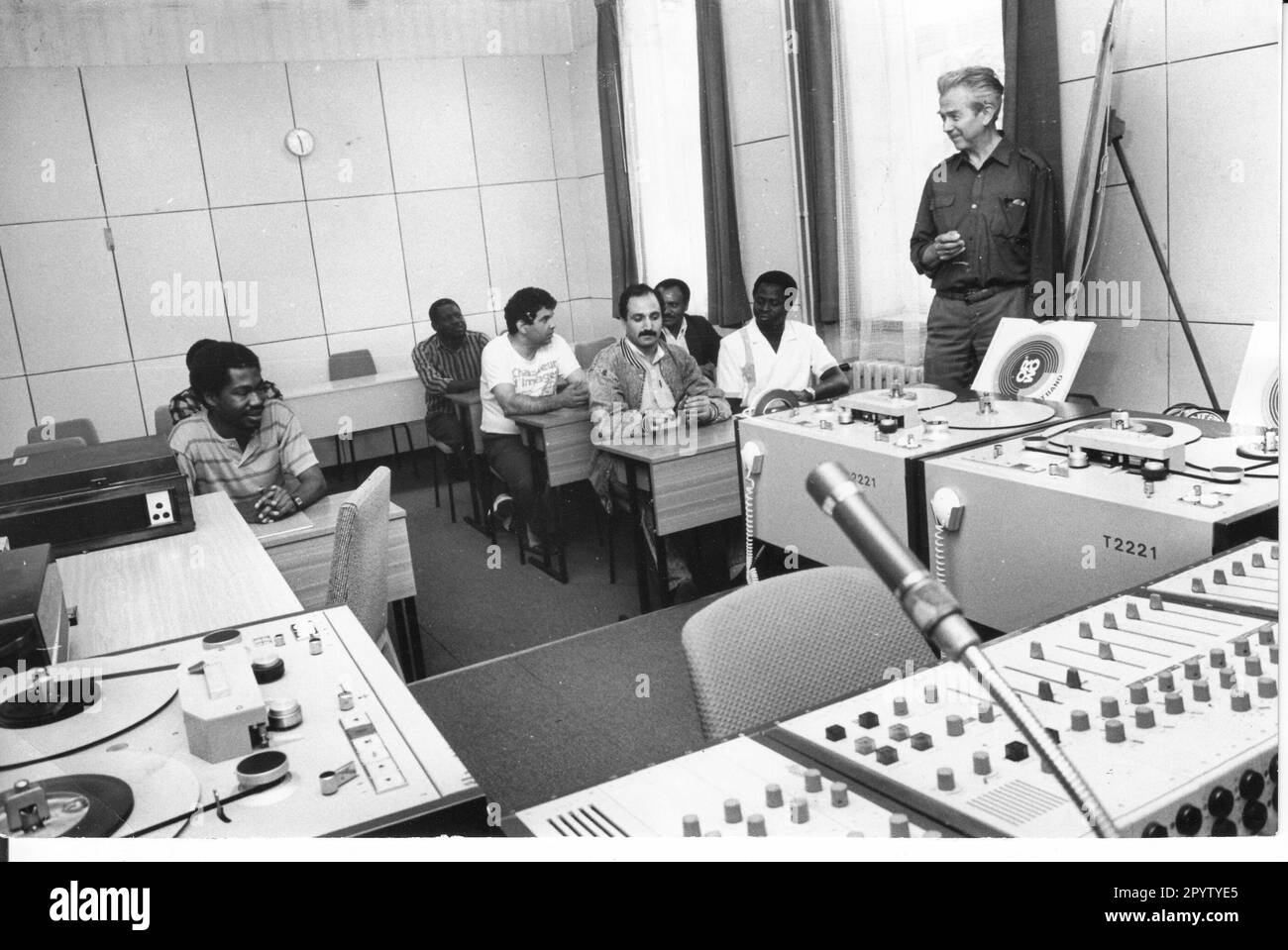 'International Institute of Journalism ''Werner Lambertz'' in Berlin-Friedrichshagen.Classes in the Institute's radio studio with teacher and lecturer Julius Wadschmidt. Education. Further education.School. Journalism. Editor. educational.institution.foreigners. GDR. historical. Photo: MAZ/Christel Köster, 21.06.1988 [automated translation]' Stock Photo